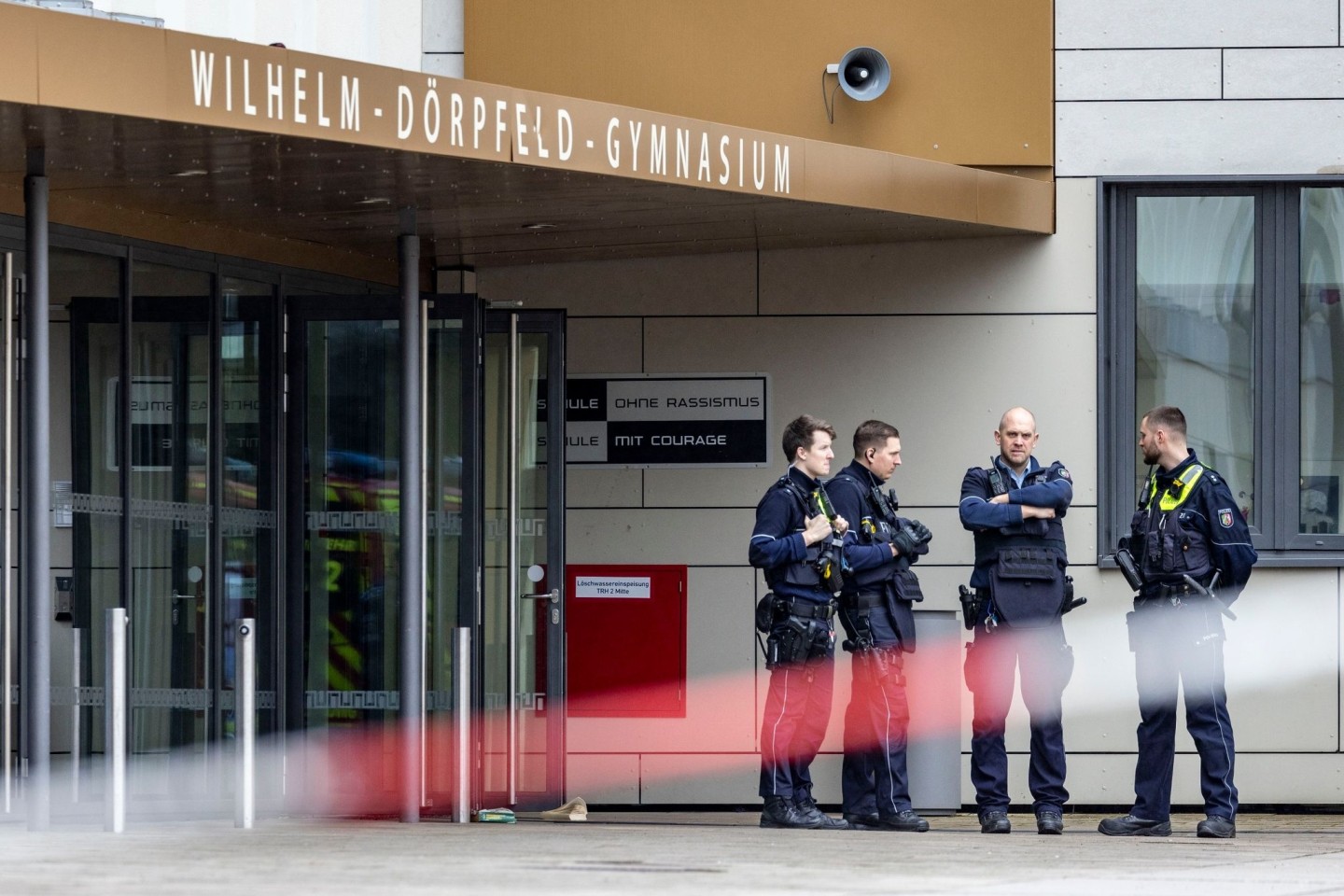 Bei der Amoktat an einem Wuppertaler Gymnasium sind vier Schüler durch Messerstiche verletzt worden.