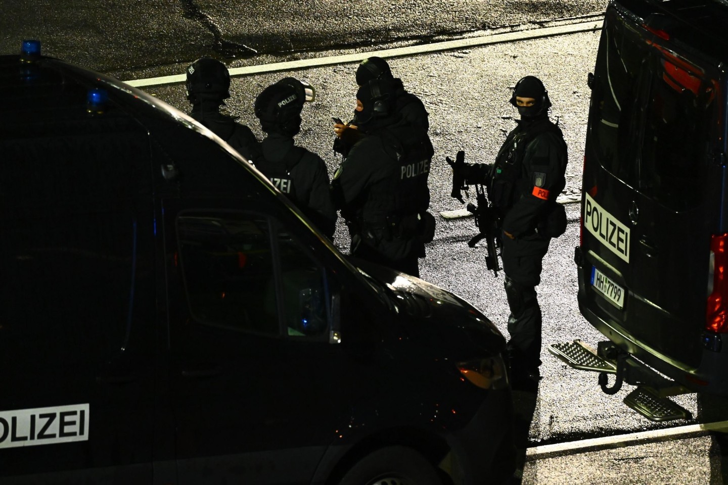 Bewaffnete Polizisten sind am Hamburger Flughafen im Einsatz.