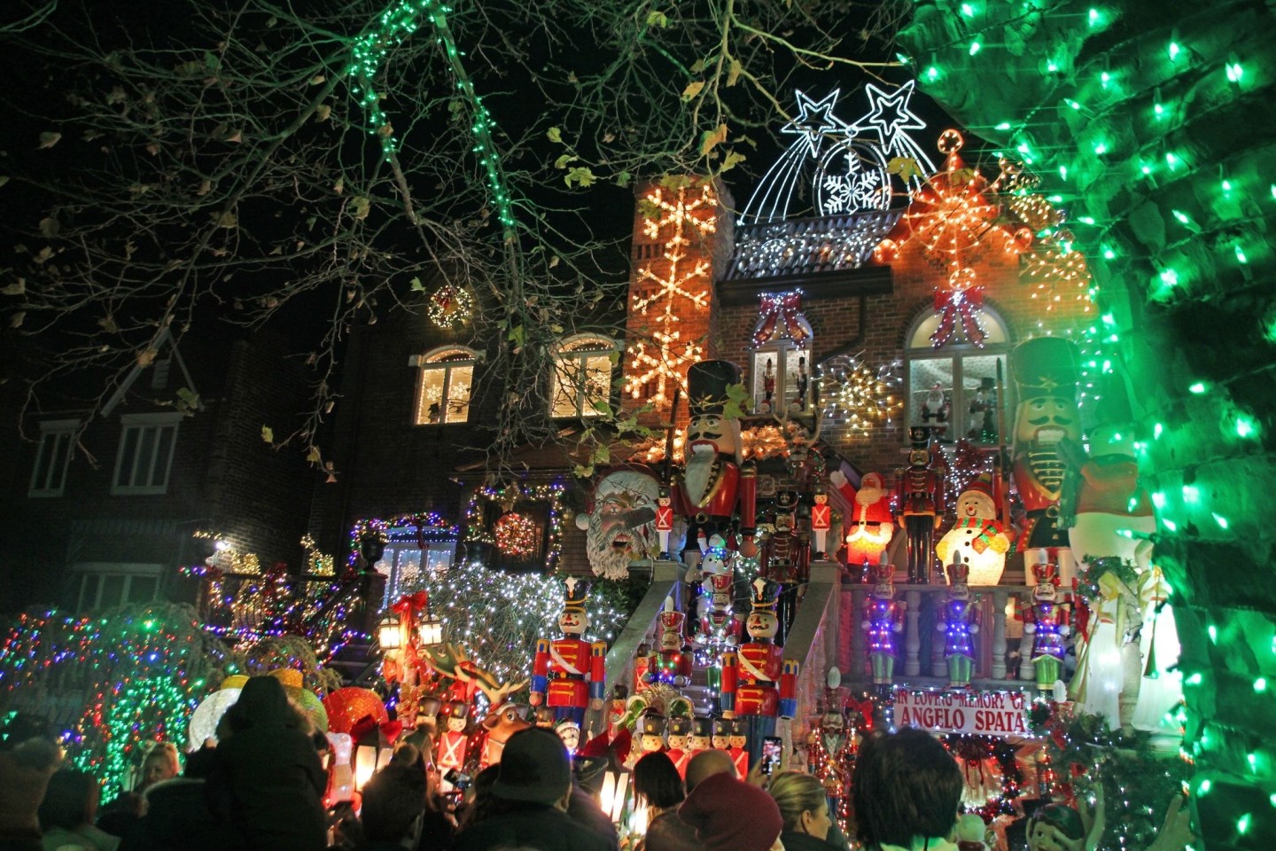 Besucher bestaunen das weihnachtlich dekorierte Haus von Lucy Spata im New Yorker Stadtviertel Dyker Heights.