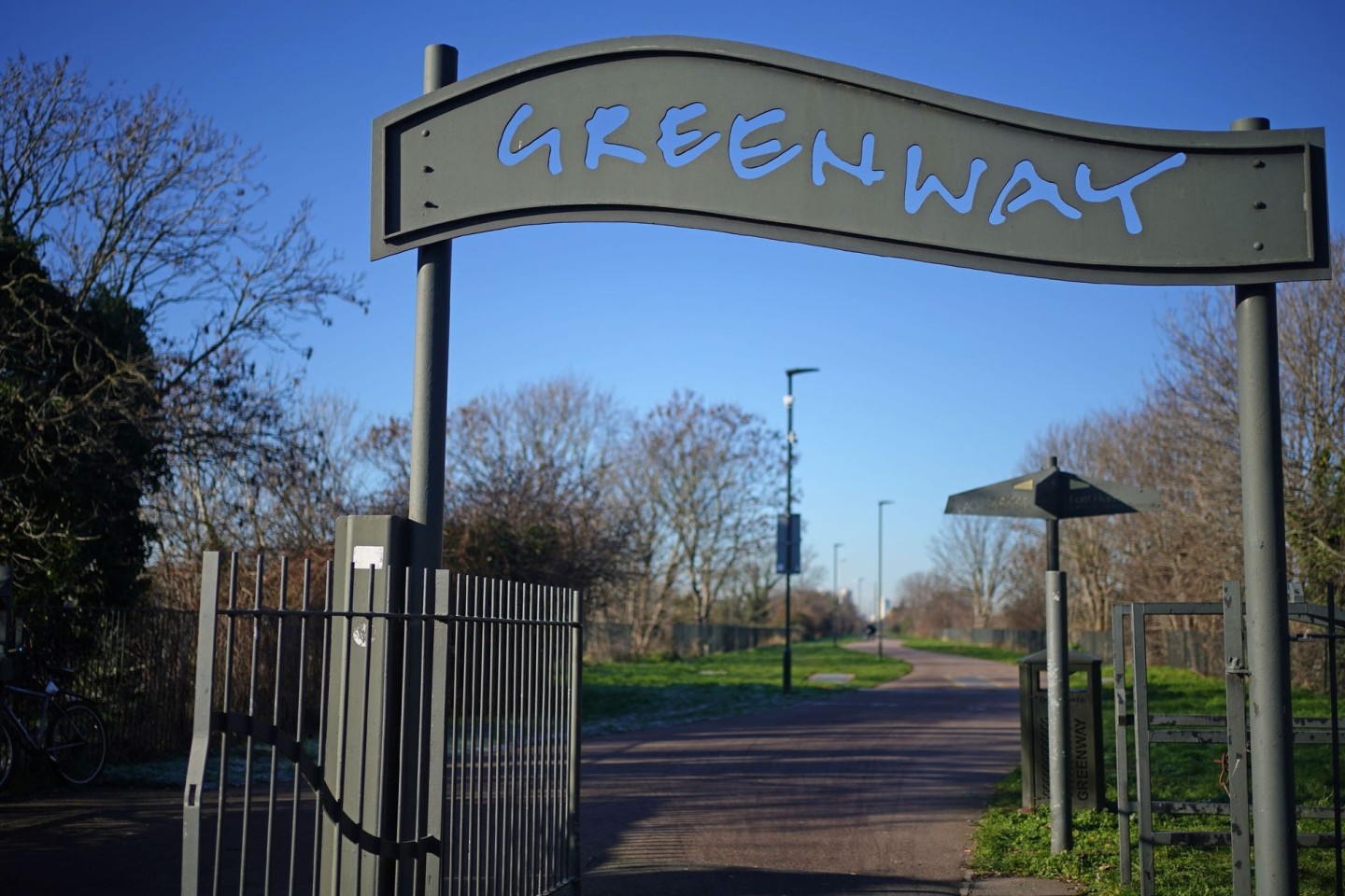 Die Kreuzung von Greenway und High Street South in Newham, Ostlondon, wo ein neugeborenes Baby ausgesetzt worden war.