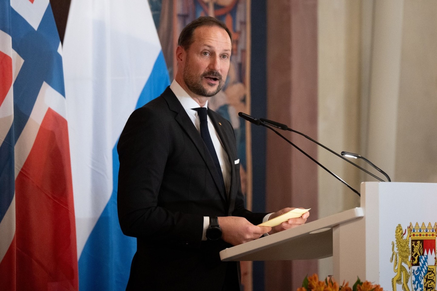 Kronprinz Haakon spricht in der Münchner Residenz beim Empfang der bayerischen Staatsregierung.