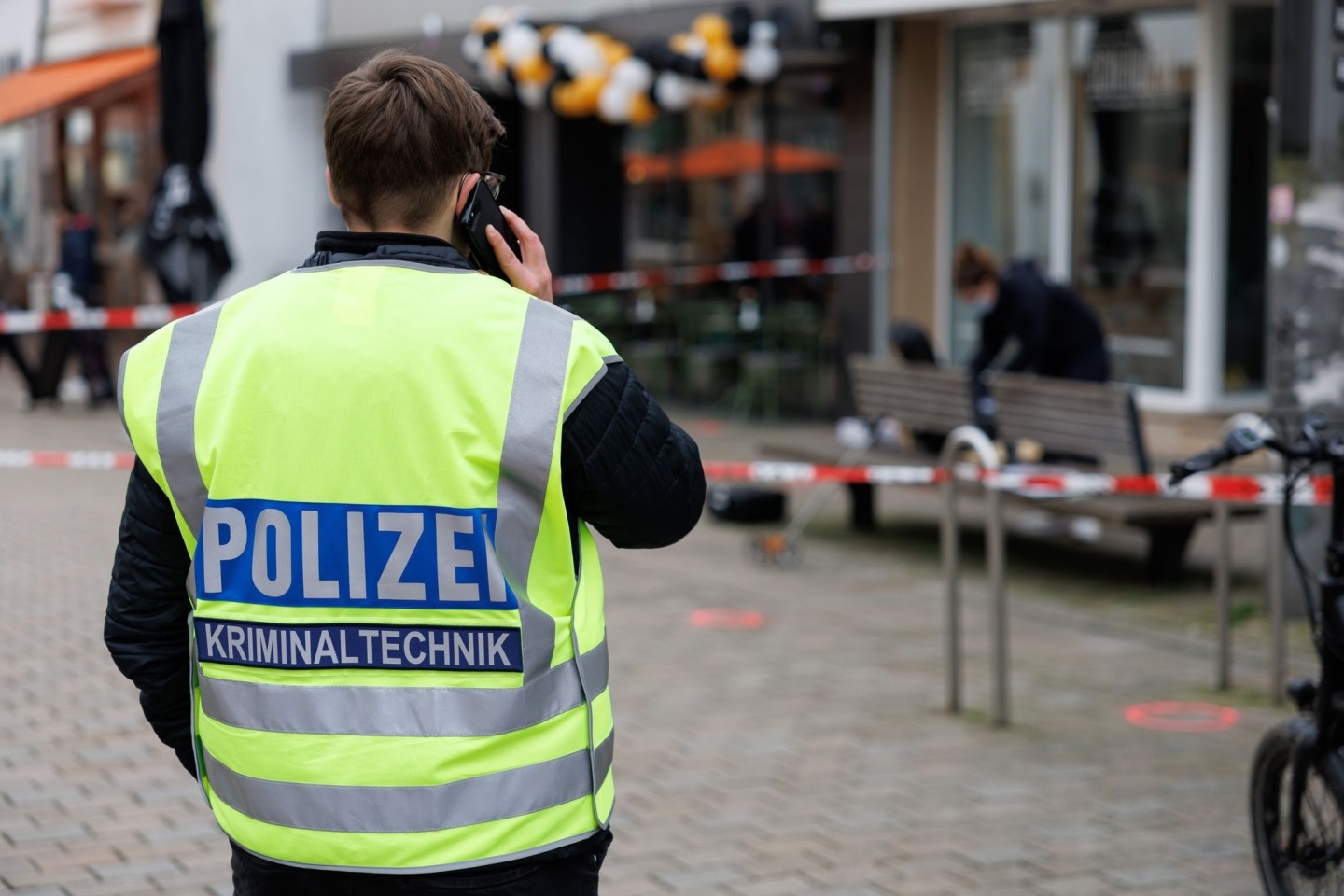 In Bielefeld fahndet die Polizei mit Namen und Fotos nach zwei mutmaßlichen Schützen.
