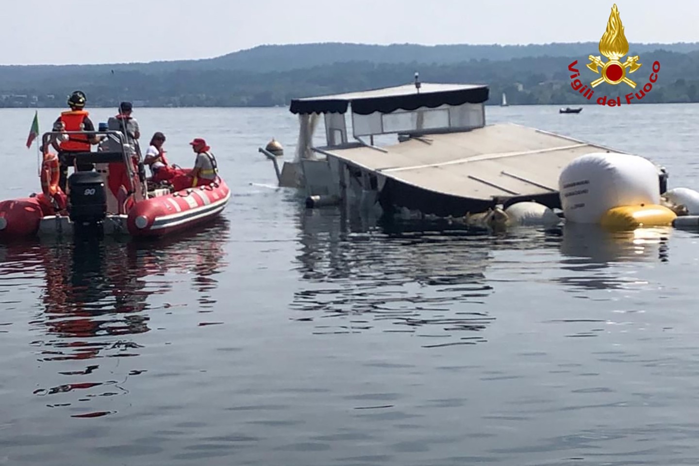 Einsatzkräfte der Feuerwehr holen am 30. Mai 2023 das gesunkene Boot auf dem Lago Maggiore mit Ballons an die Oberfläche.