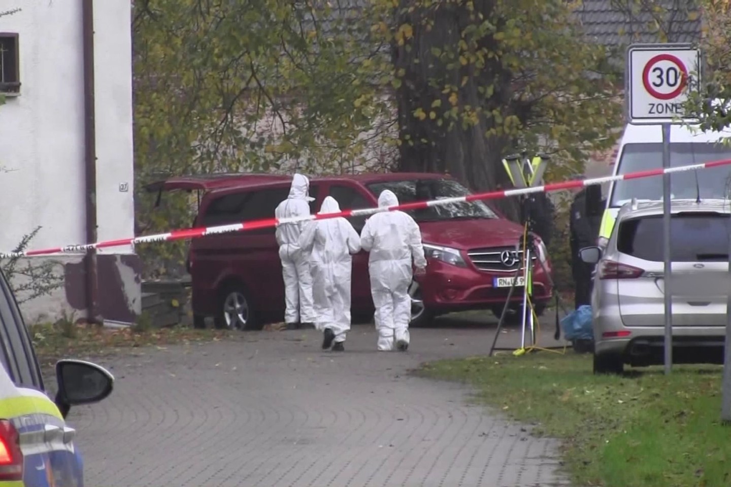 Mitarbeiter der Spurensicherung ermitteln am Tatort.
