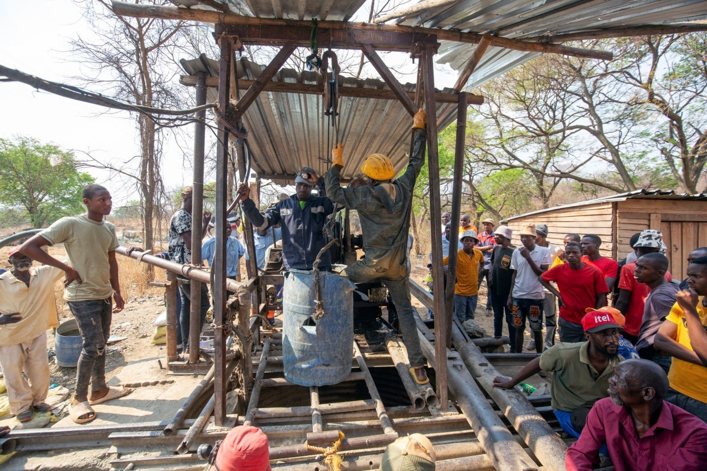 Bergleute helfen während des Rettungseinsatzes an einem eingestürzten Minenschacht in Chegutu.