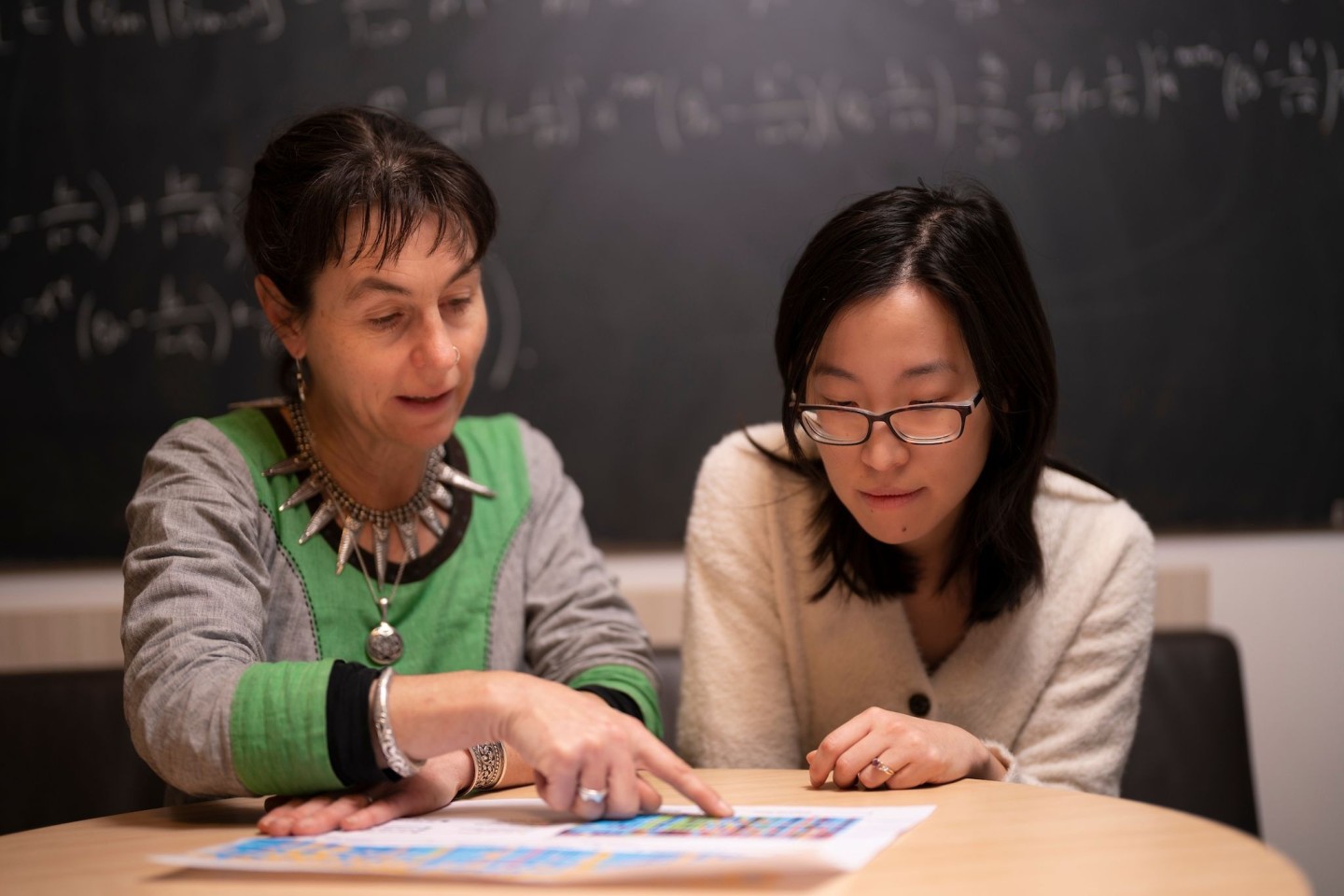 Professorin Lindell Bromham (l) und ihre Kollegin Xie Hua sprechen über die Gründe für das Sterben von Sprachen.