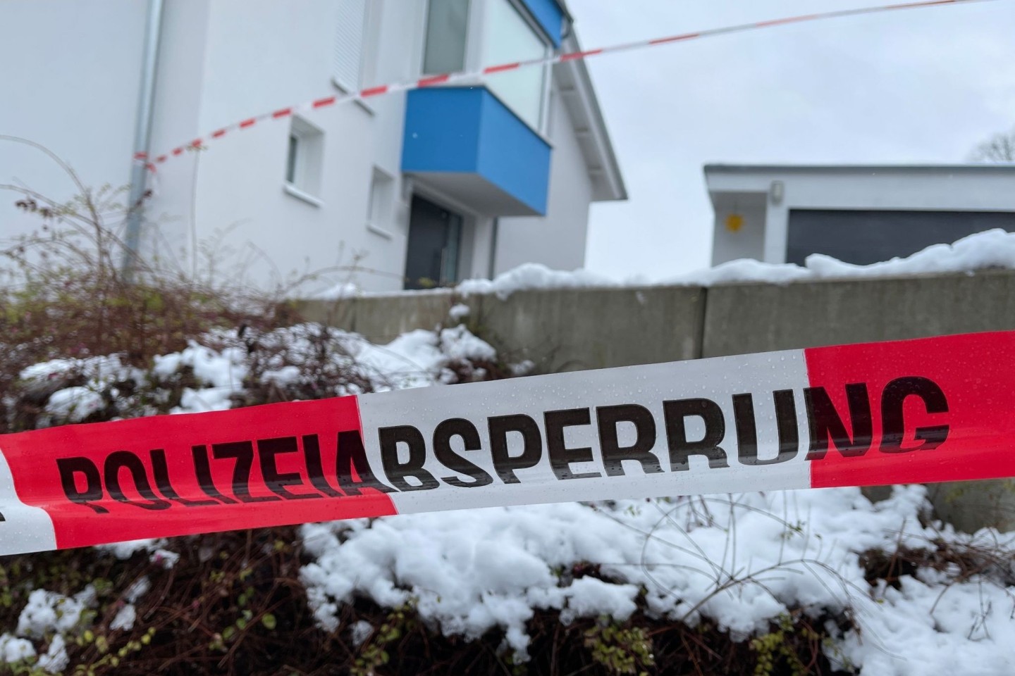 Absperrband der Polizei vor dem Einfamilienhaus in Mistelbach, in dem die Opfer gefunden wurden.