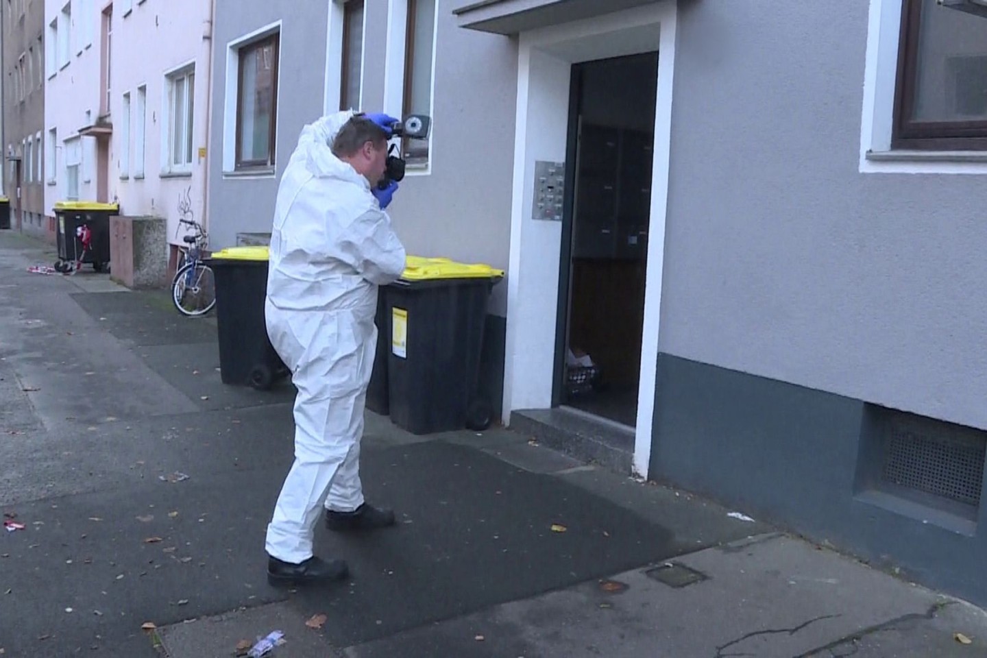 Beamte der Spurensicherung arbeiten vor einem Haus in Hannover. Vor dem Mehrfamilienhaus im Stadtteil Vahrenwald ist eine schwer verletzte Frau zusammengebrochen und gestorben.