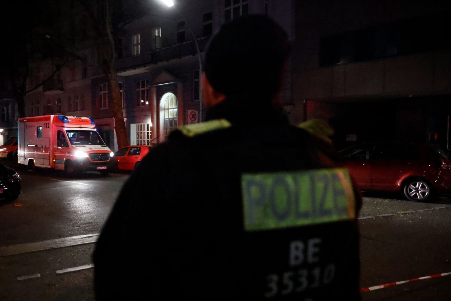 Rettungswagen stehen unmittelbar vor einem Geschäft an der Keithstraße in Berlin, das überfallen worden ist.
