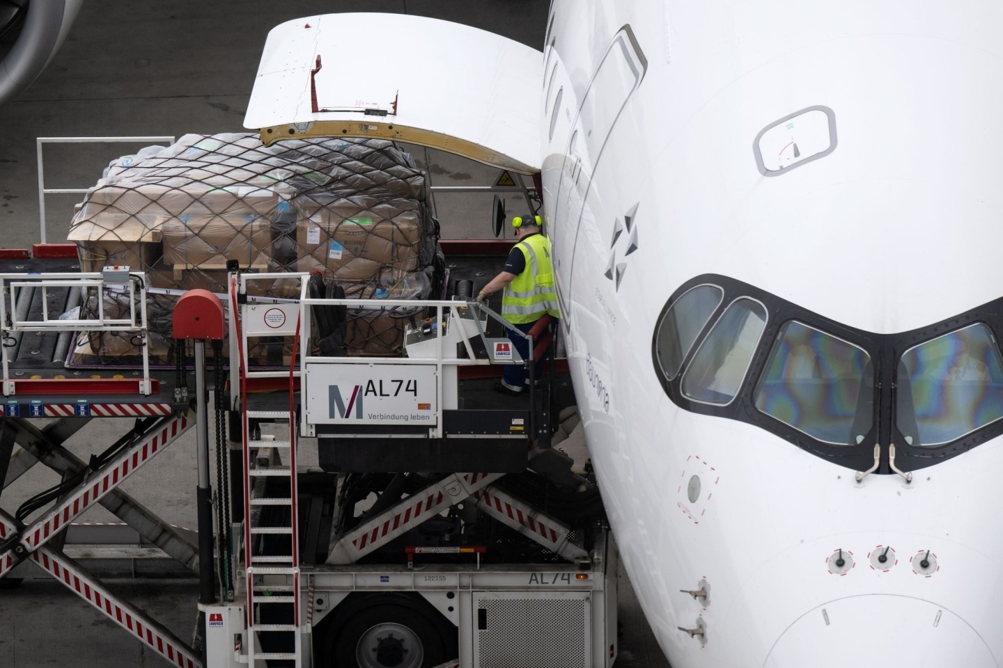 Ein Airbus A350 am Flughafen München. Viele Fluggäste warten eine Woche nach ihrem Zwischenstopp am Münchner Flughafen noch immer auf ihr Gepäck.