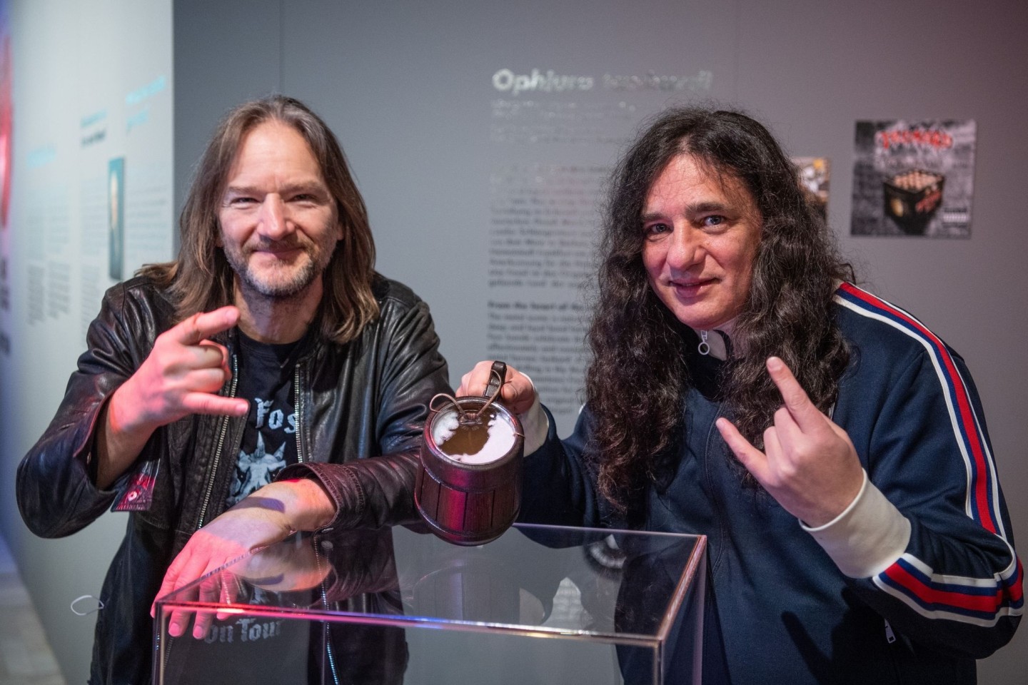 Esben Horn (10 Tons), Rock Fossils-Mitbegründer, und Sänger Andreas «Gerre» Geremia (Tankard, r) mit einem Modell des Schlangensterns «Ophiura tankardi».
