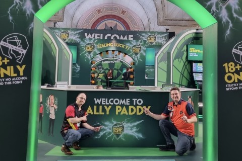 Rheda-Wiedenbrücker Dart-Fans erleben spektakuläre WM-Stimmung im Ally Pally