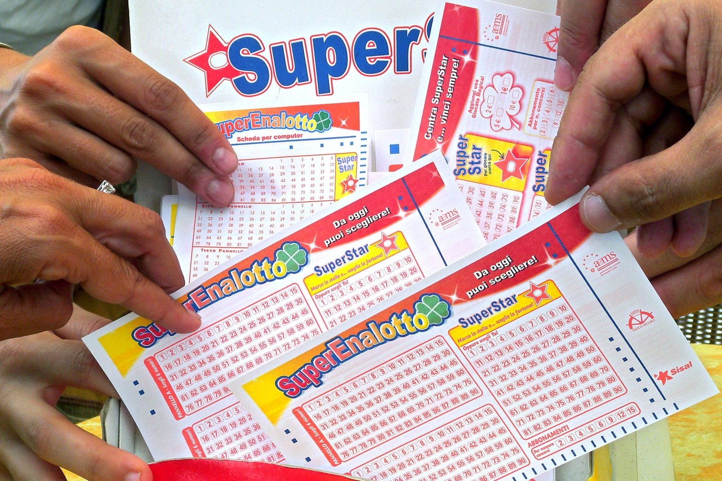 Spielscheine des Superenalotto: Eine Tippgemeinschaft in Italien hat einen Rekord-Lotto-Jackpot geknackt.