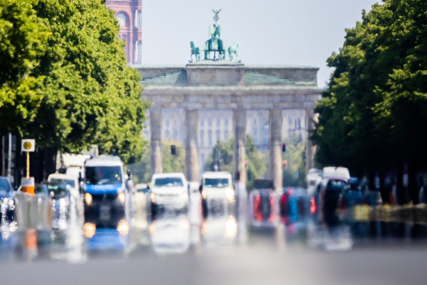 Flimmernde Hitze über der Straße des 17. Juni vor dem Brandenburger Tor.