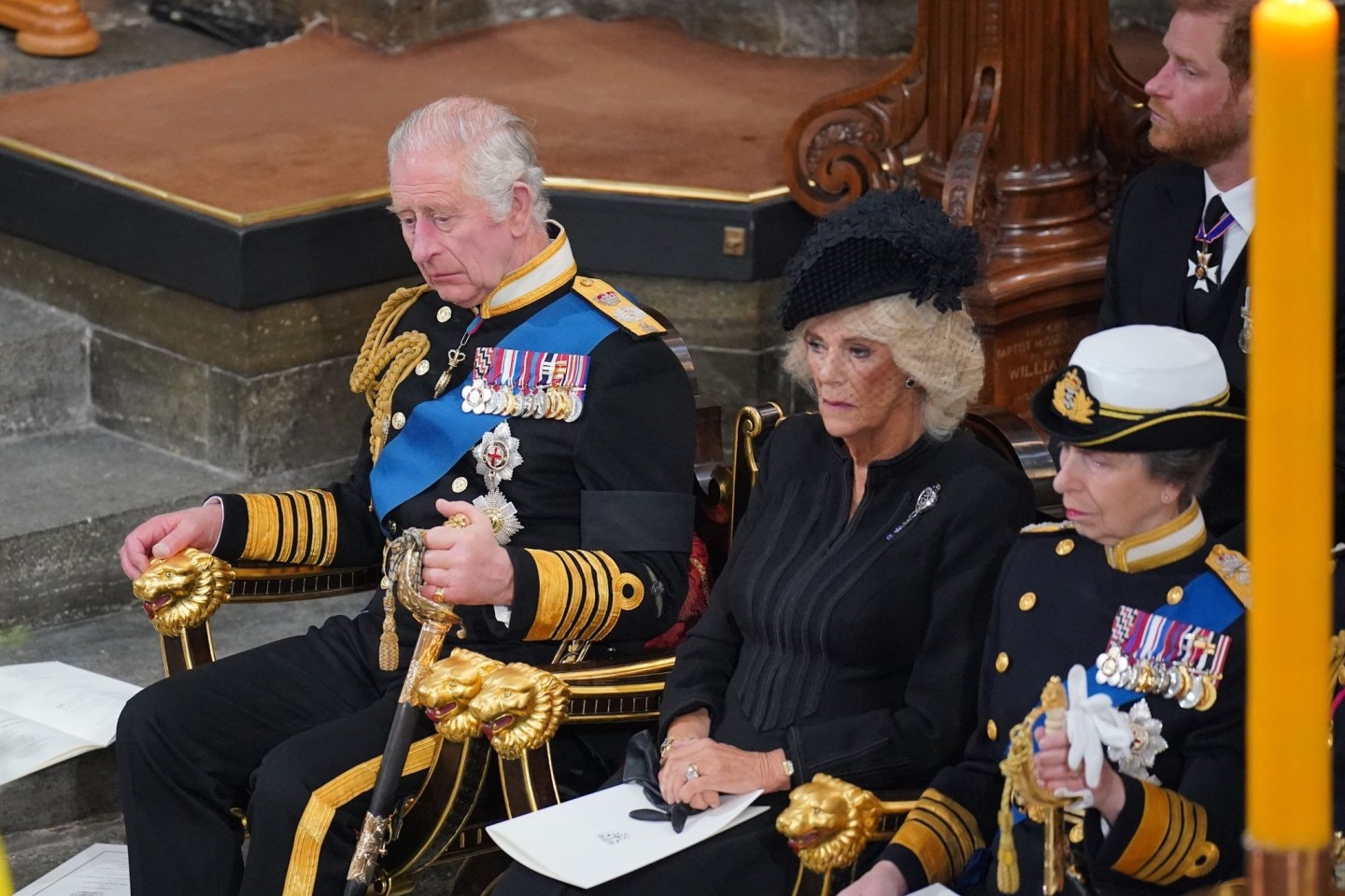 König Charles III. in der Westminster Abbey. Neben ihm seine Frau, Königsgemahlin Camilla, sowie Prinzessin Anne; dahinter Prinz Harry.