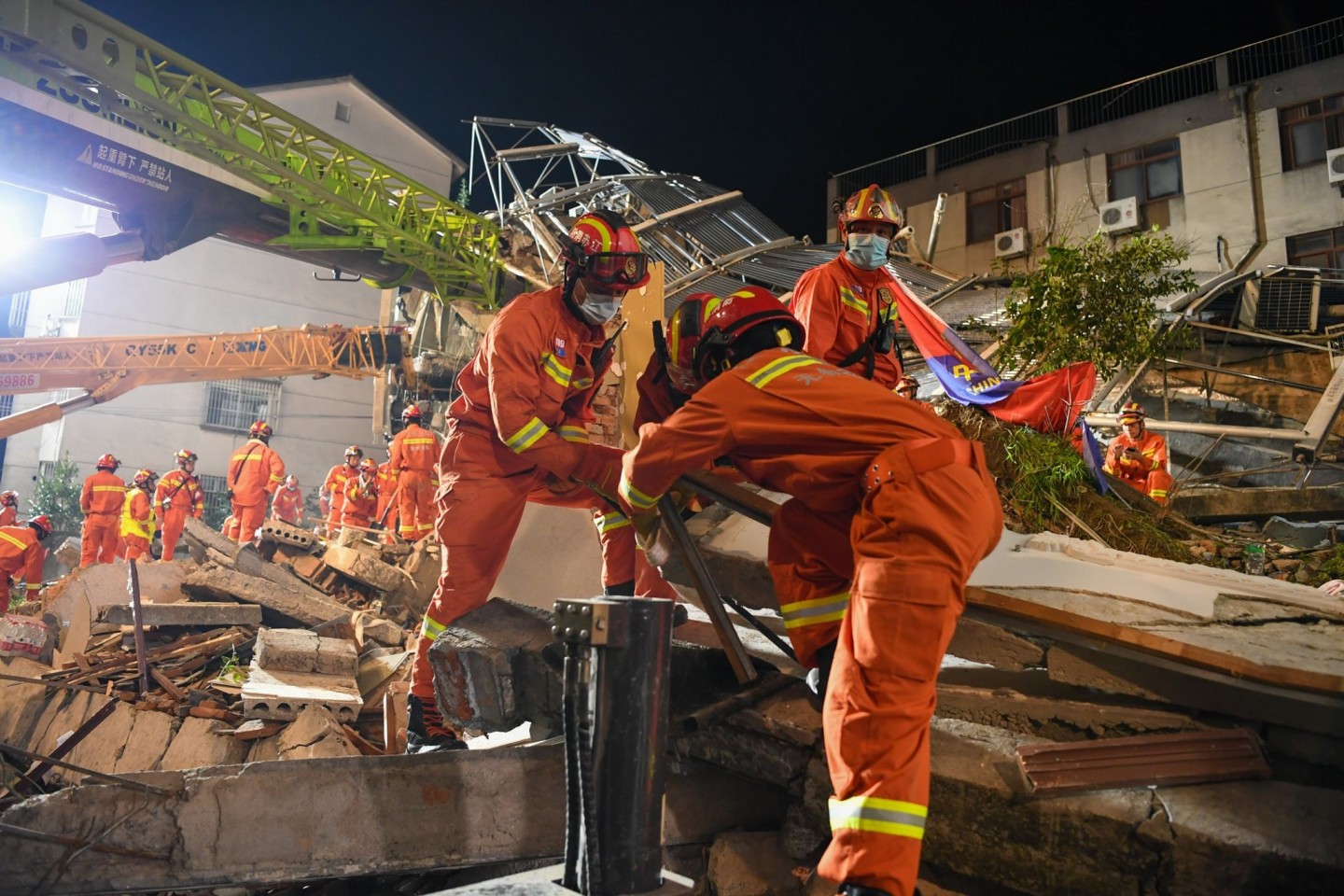 Ein Nebengebäude des Siji Kaiyuan Hotels westlich von Shanghai stürzte plötzlich ein.