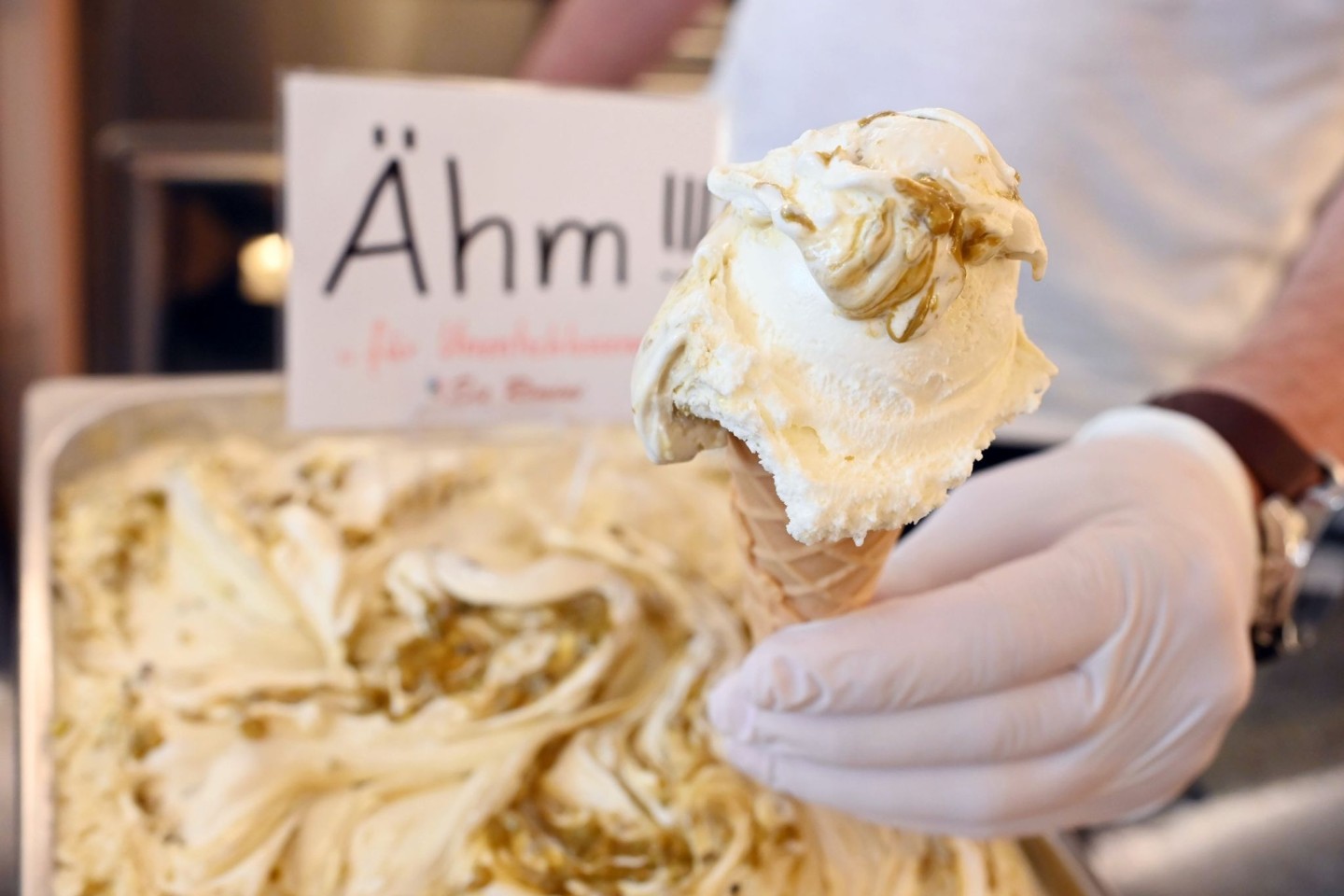 «Ähm»-Eis - eine Eigenkreation der Eisdiele Rimini in Gaggenau - schmeckt nach weißer Schokolade, vermischt mit Pistaziencrunch.