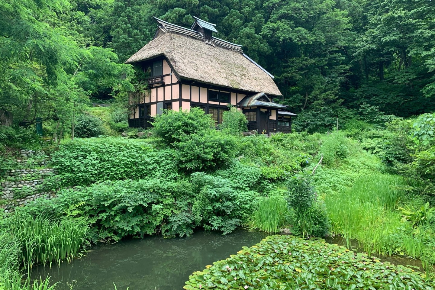 Das Wohnhaus des deutschen Architekten Karl Bengs in den Bergen der Präfektur Niigata. Es handelt sich um ein von ihm renoviertes «Kominka», ein mit alter japanischer Baukunst errichtetes...