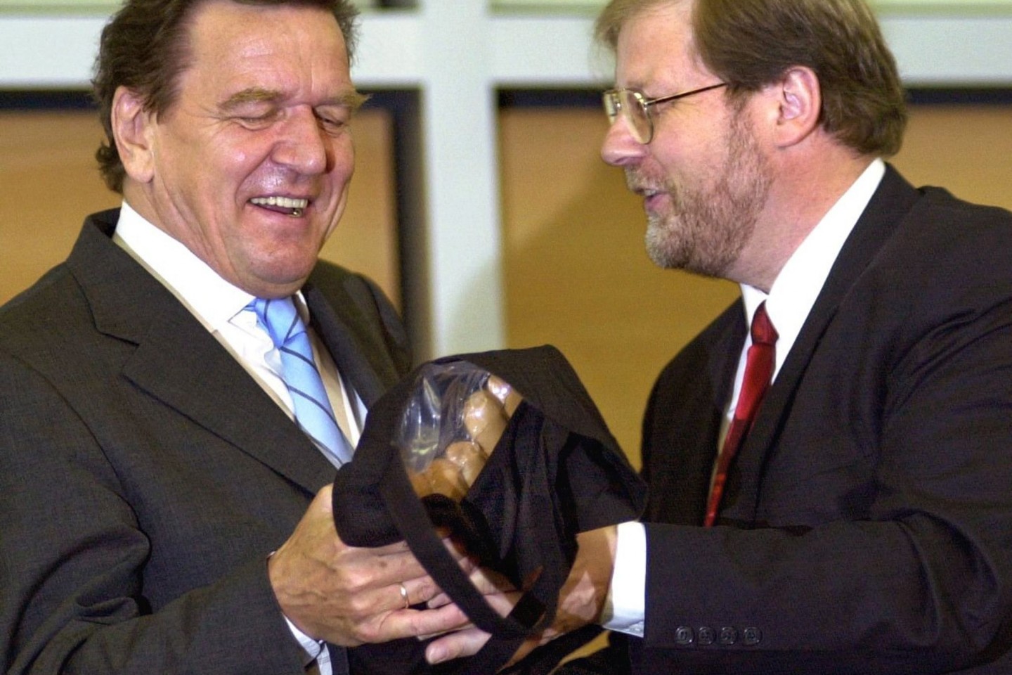 2002 erhält Gerhard Schröder (l) Currywürste von Hans-Jürgen Uhl, dem damaligen Geschäftsführer des Gesamt- und Konzernbetriebsrates von VW.