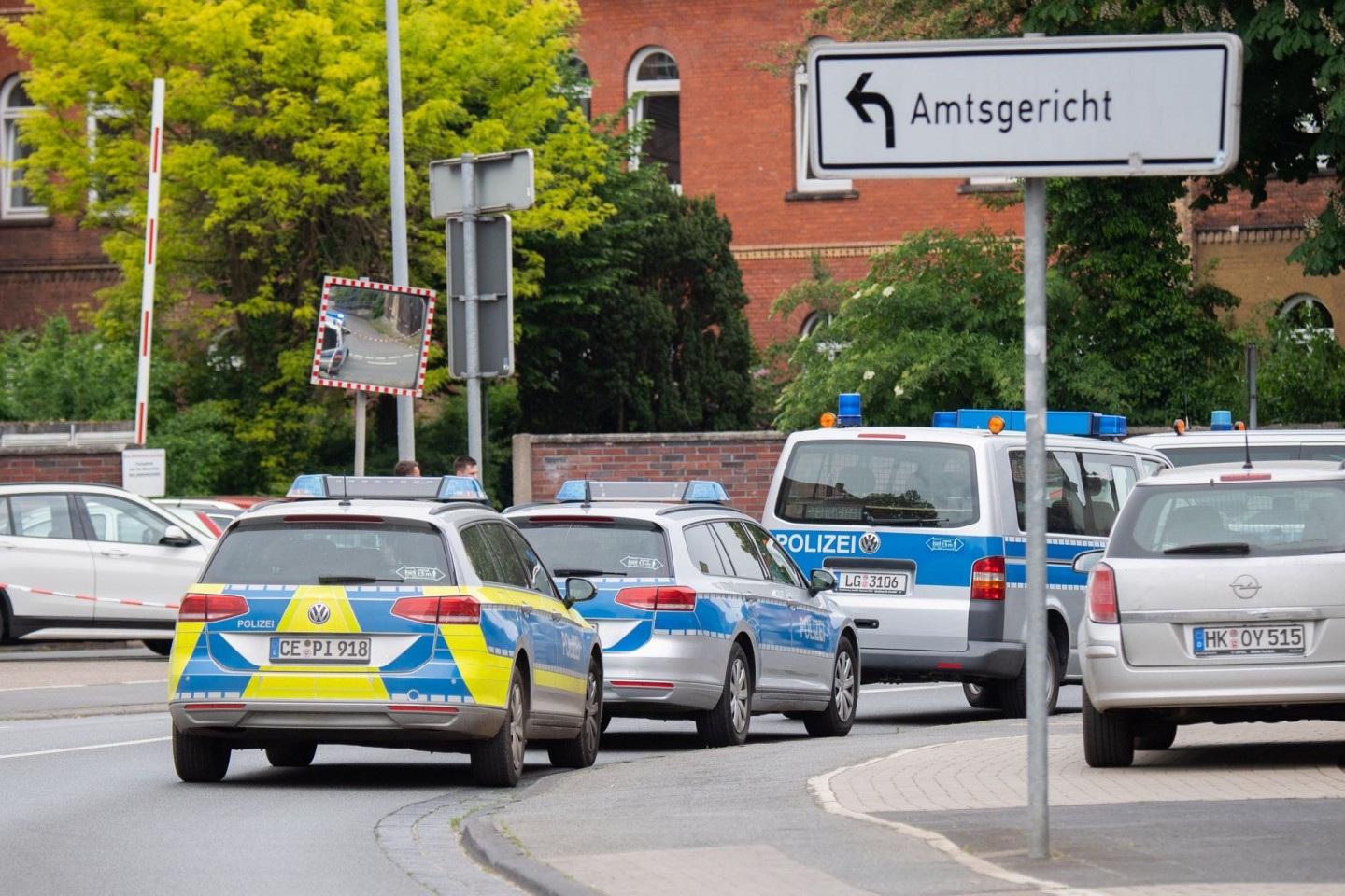 Polizeifahrzeuge versperren die Zufahrt zum Amtsgericht Celle.