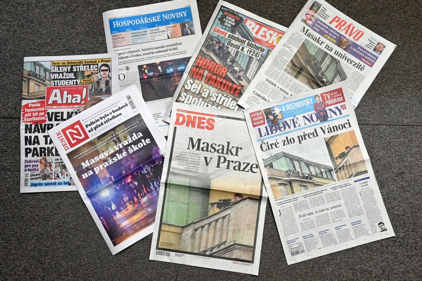 Die Titelseiten tschechischer Tageszeitungen nach der tragischen Schusswaffenattacke an der Philosophischen Fakultät der Karls-Universität.