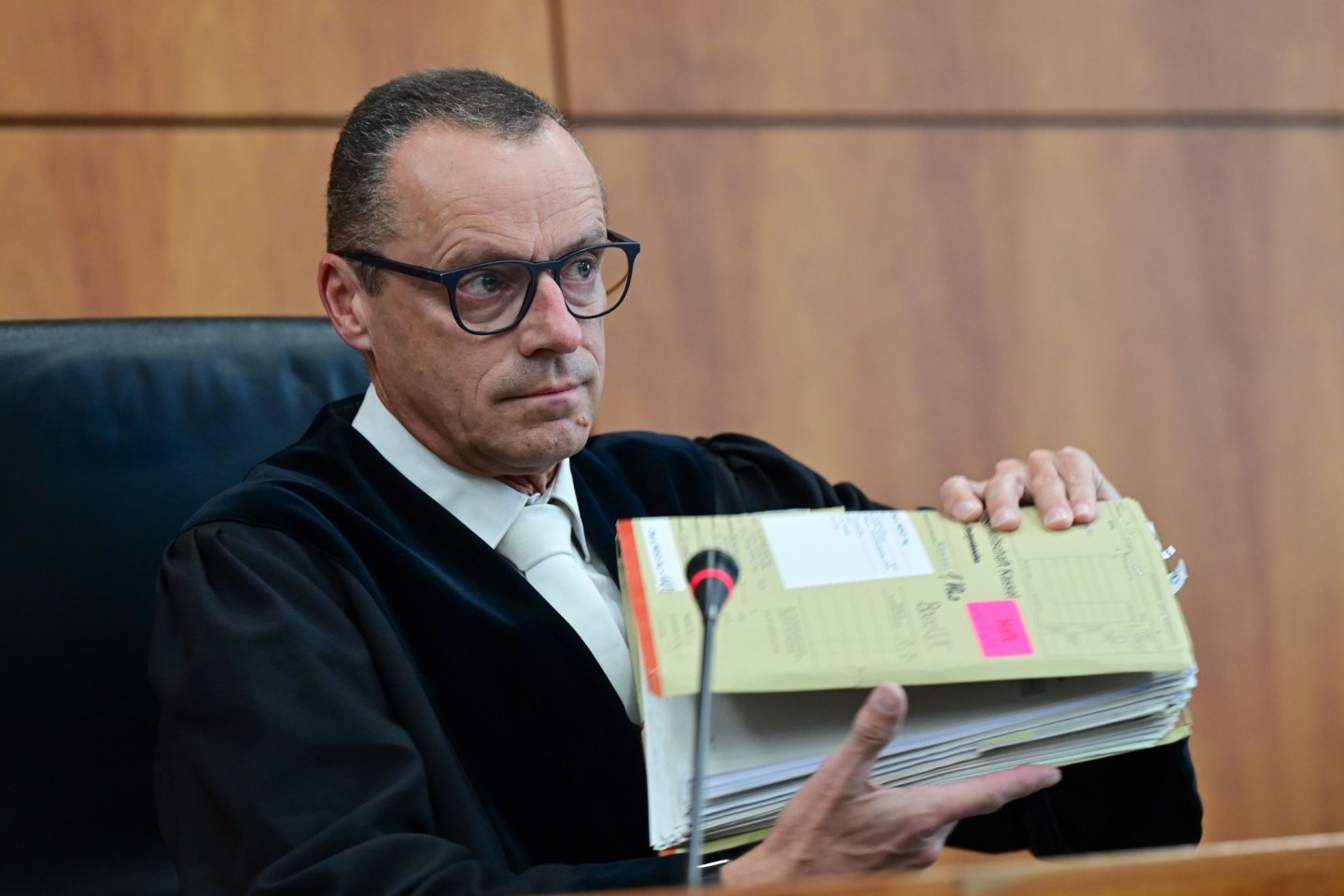 Der Vorsitzende Richter beim Prozessauftakt im Landgericht Kassel.