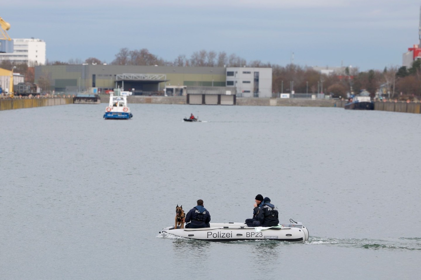 Taucher, Leichenspürhunde und Sonarboote suchen nach der vermissten Schwangeren im Nürnberger Hafen. Die Staatsanwaltschaft hat inzwischen Anklage erhoben.