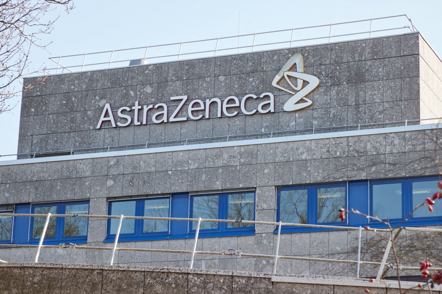 Das Logo am Gebäude des Pharmakonzerns Astrazeneca. Ein Antikörper-Medikament des Pharmakonzerns Astrazeneca schützt klinischen Tests zufolge wirksam vor einer Corona-Erkrankung.