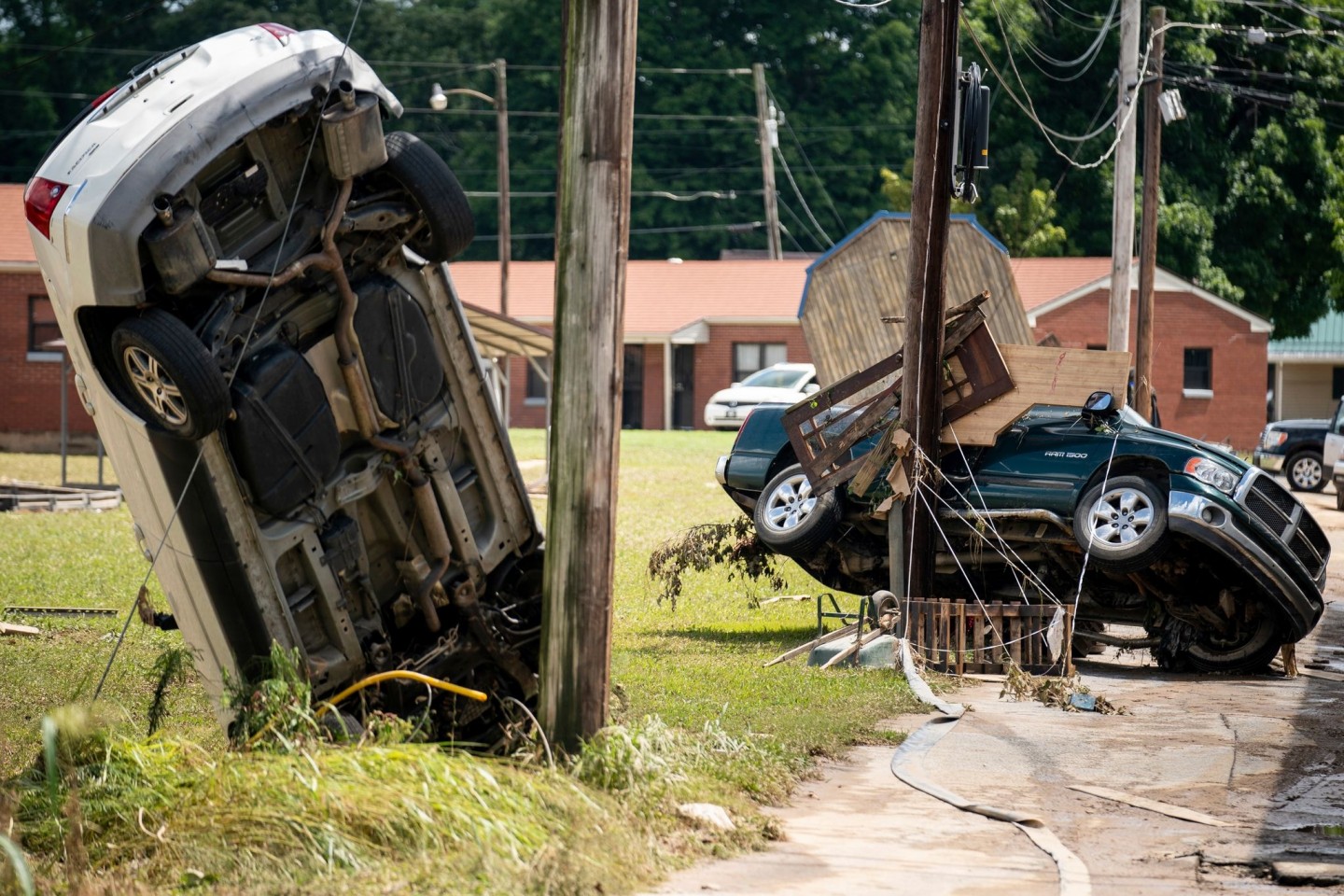 Beschädigte Autos am Straßenrand im Ort Waverly. Nach heftigen Überschwemmungen haben Behörden im US-Bundesstaat Tennessee die Opferzahl nach oben korrigiert.
