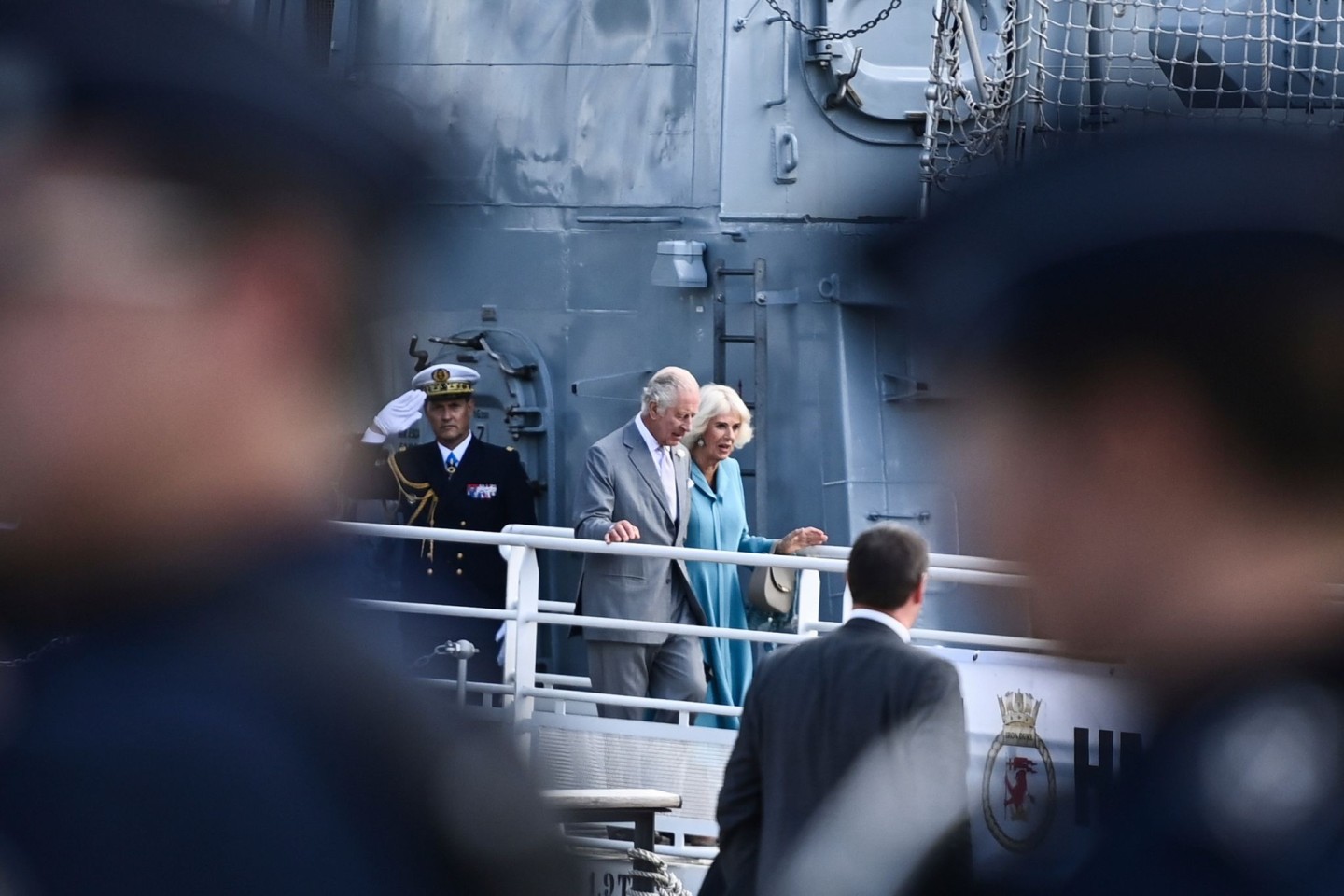 König Charles III. und Königin Camilla von Großbritannien gehen von Bord der HMS Iron Duke.