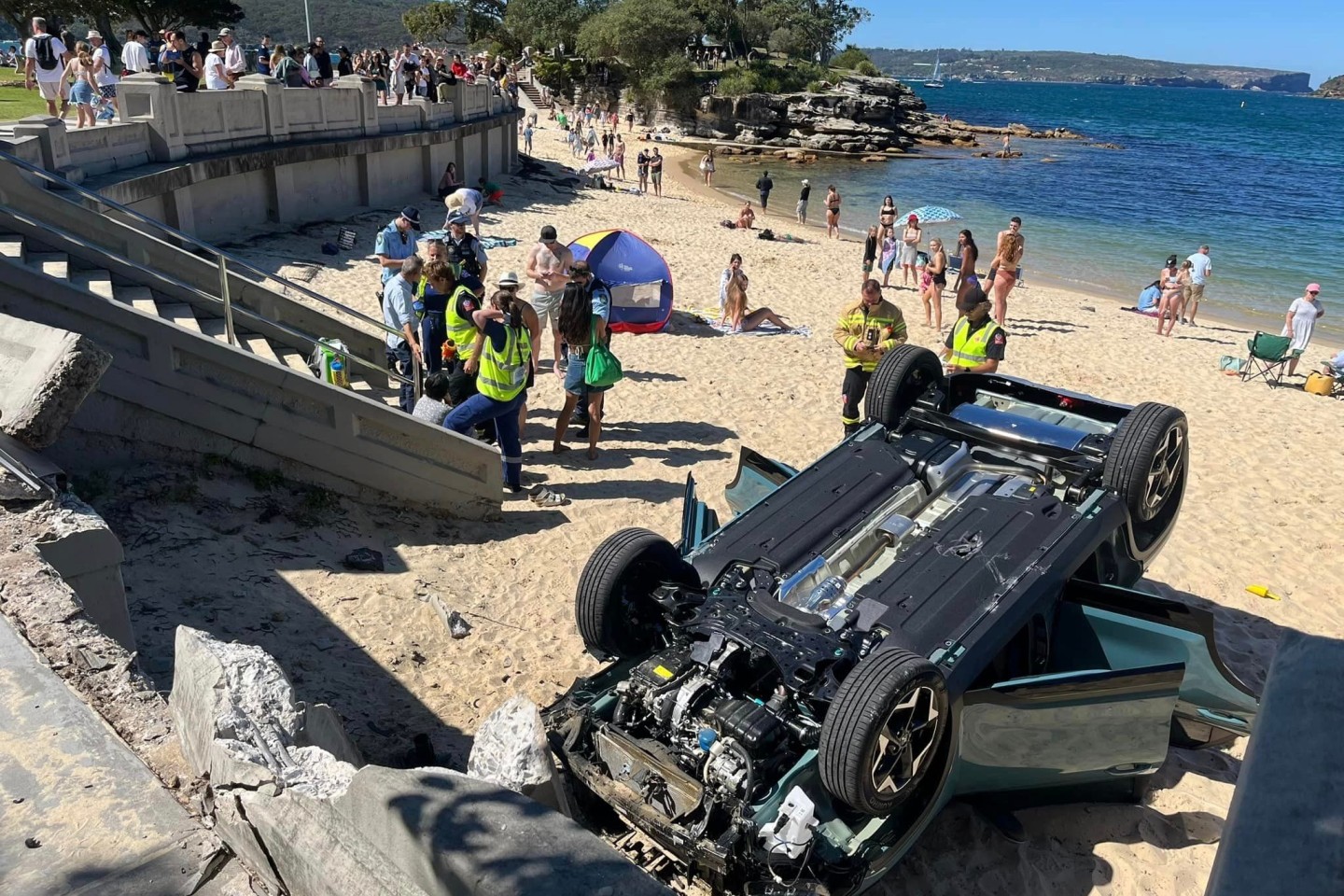 Ungewöhnlicher Anblick: Ein Auto liegt auf dem Dach am Strand von Balmoral Beach in Sydney.