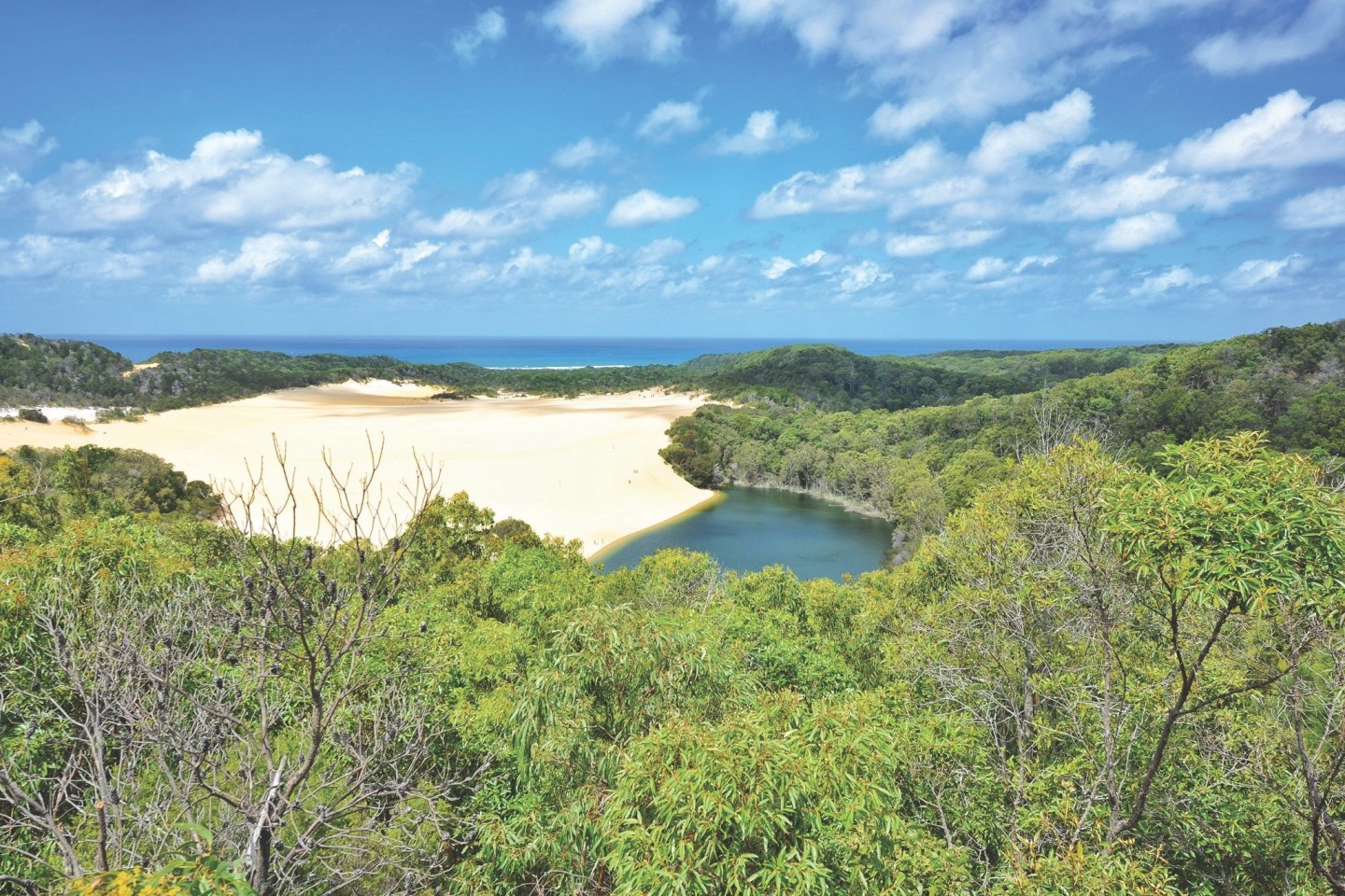 Blick über K'gari: Die weltgrößte Sandinsel vor der Küste von Queensland trägt nun auch offiziell wieder ihren ursprünglichen Namen.