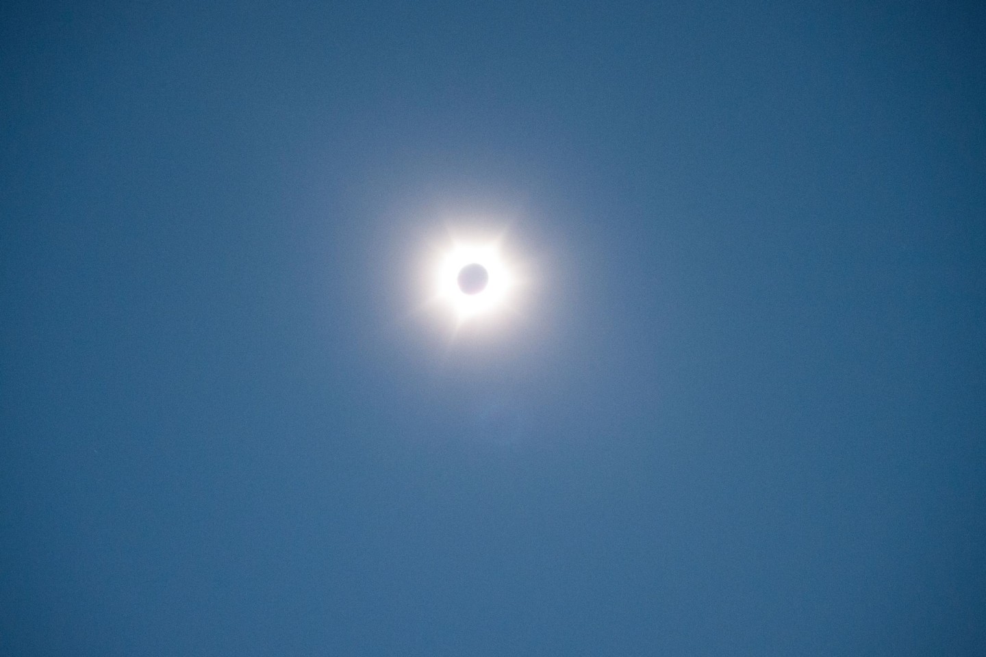Die totale Sonnenfinsternis von einem Beobachtungsort in Exmouth.