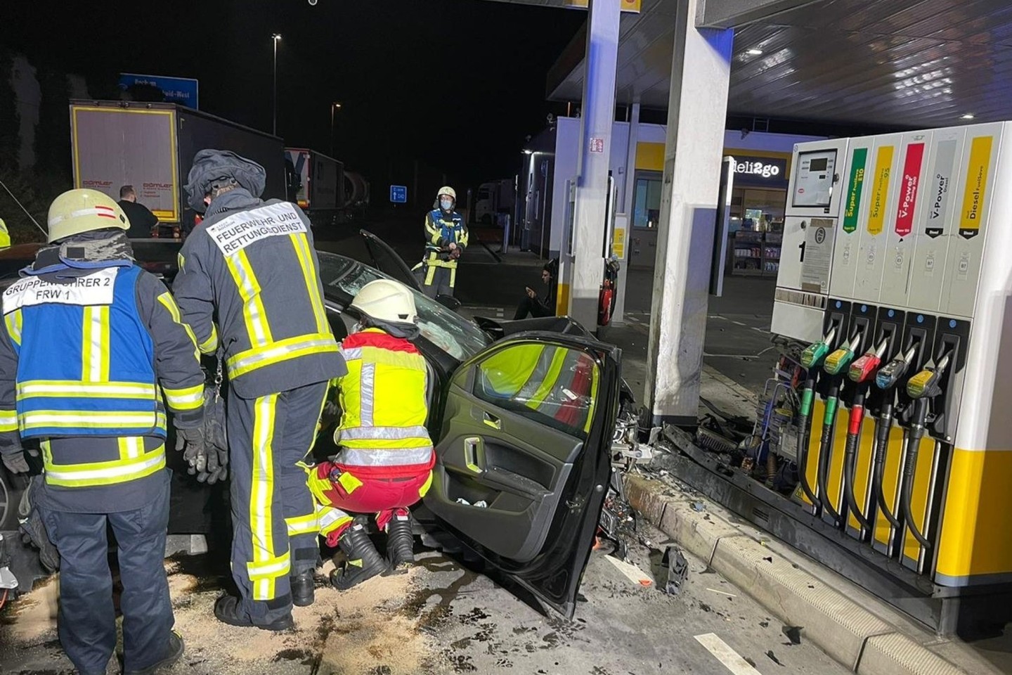 Einsatzkräfte bei der Arbeit: Auf einem Tankstellengelände an der A40 bei Bochum ist am frühen Sonntagmorgen ein Auto gegen eine Tanksäule geprallt. Die vier Insassen des Wagens seien sc...