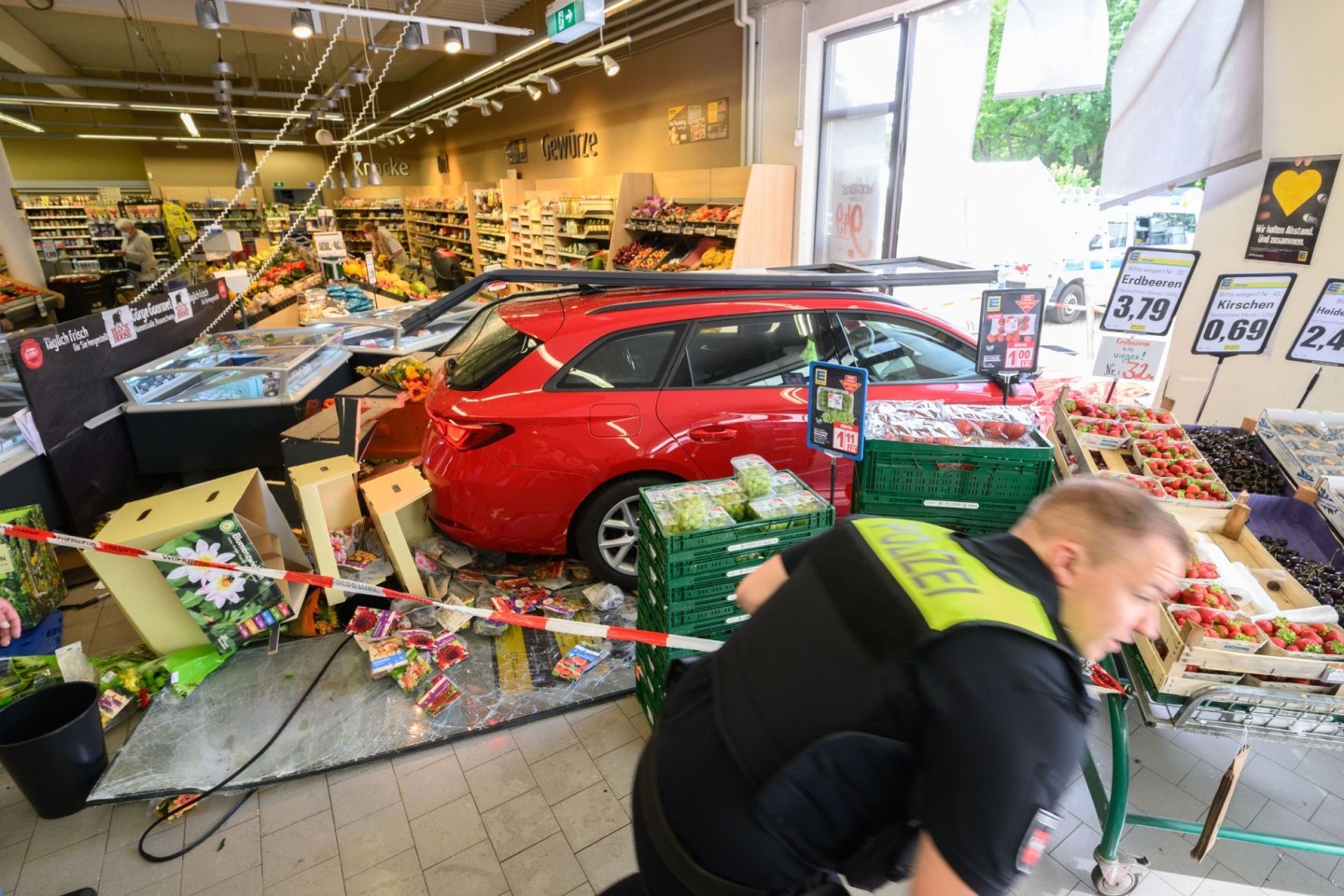 Ein Kleinwagen steht nach einem Unfall im Fenster eines Supermarktes in Braunschweig.