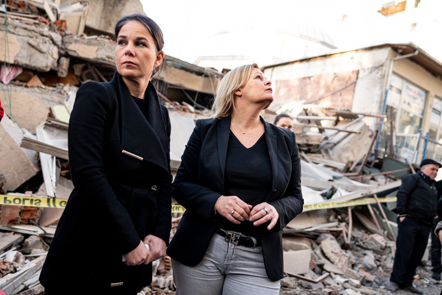 Außenministerin Annalena Baerbock und Innenminsterin Nancy Faeser in der vom Erdbeben schwer getroffenen Stadt Pazarcik in der Region Kahramanmaras.