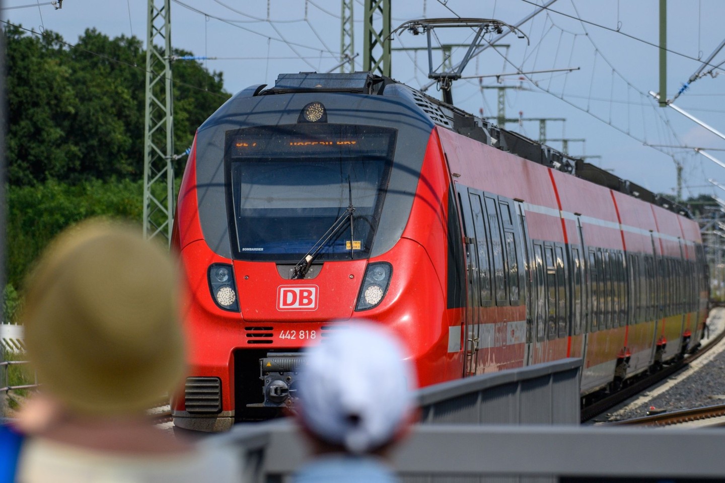 Die Polizei und die Deutsche Bahn gehen von Sabotage aus: Wer steckt hinter dem Bahn-Chaos?