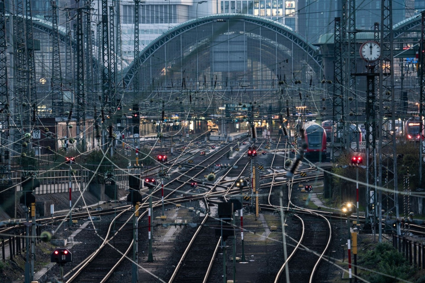 Als Kopfbahnhof verursacht der Frankfurter Hauptbahnhof bislang häufig Verspätungen mit bundesweiten Auswirkungen.
