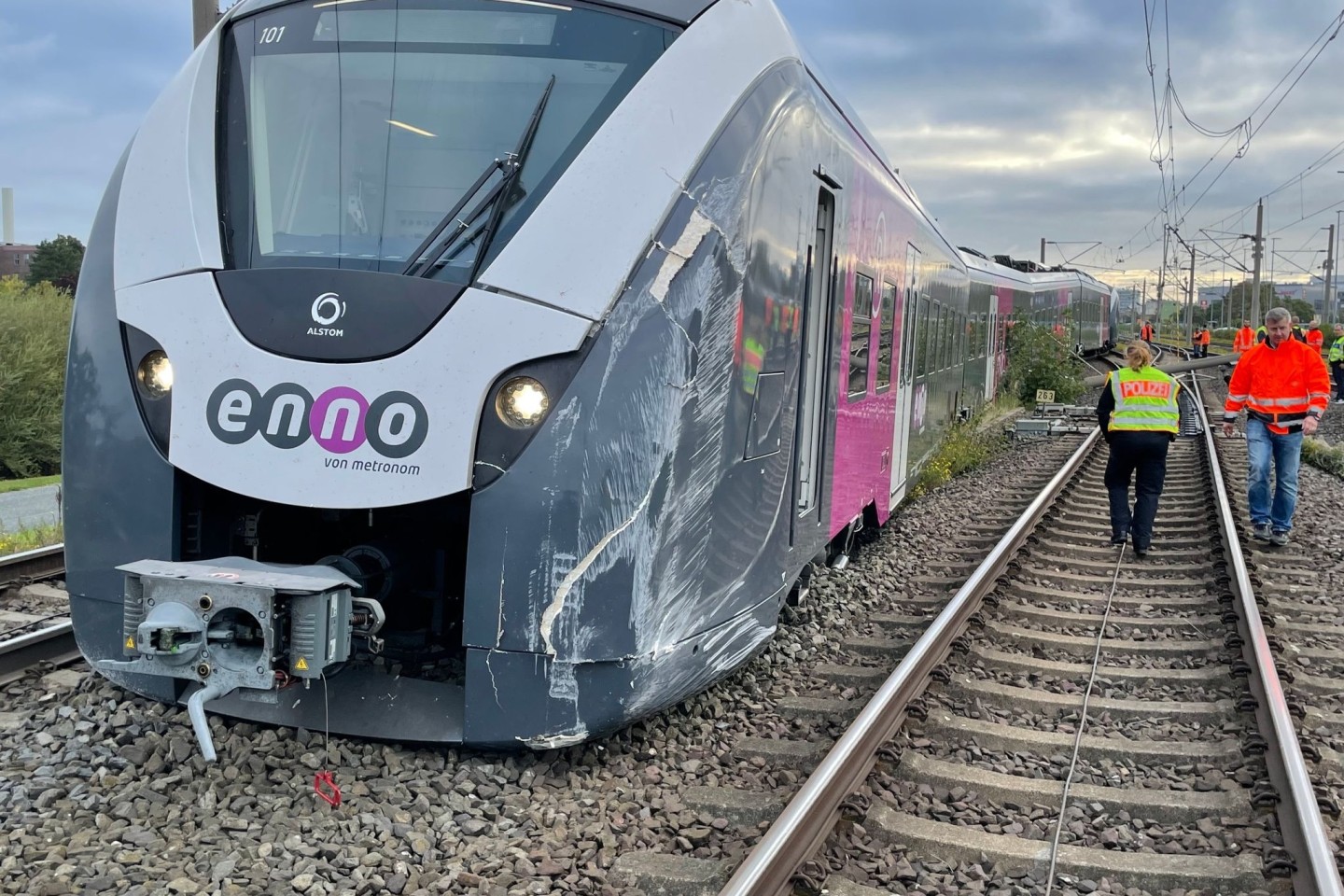 Ein Zug ist beim Rangieren in Wolfsburg an einer Weiche aus dem Gleis gesprungen