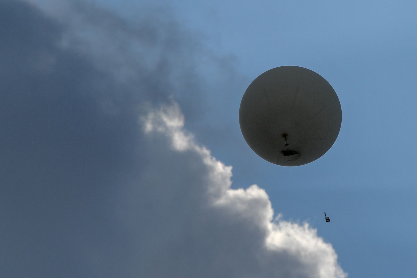 Ein Wetterballon mit einer Radiosonde vom Deutschen Wetterdienst (DWD).
