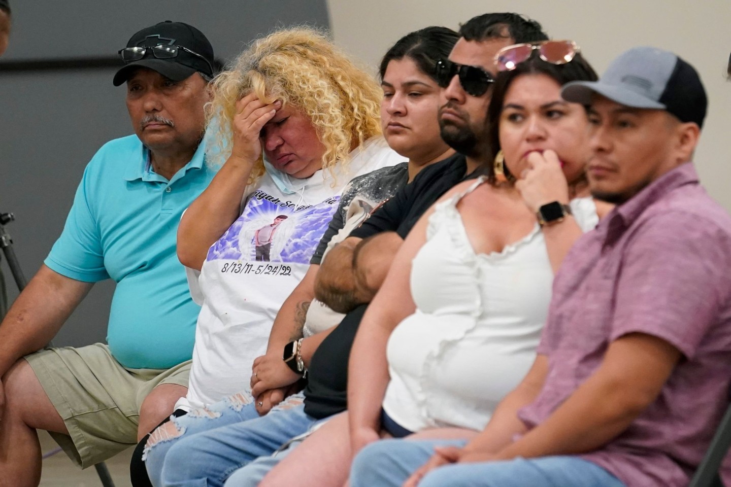 Angehörige der Opfer des Schulmassakers in Uvalde hören dem Untersuchungsausschuss des texanischen Repräsentantenhauses zu.
