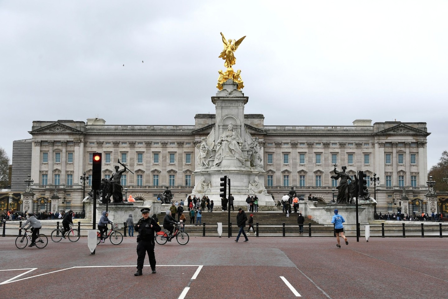 Ein Polizist patrouilliert am Queen Victoria Memorial vor dem Buckingham-Palast.