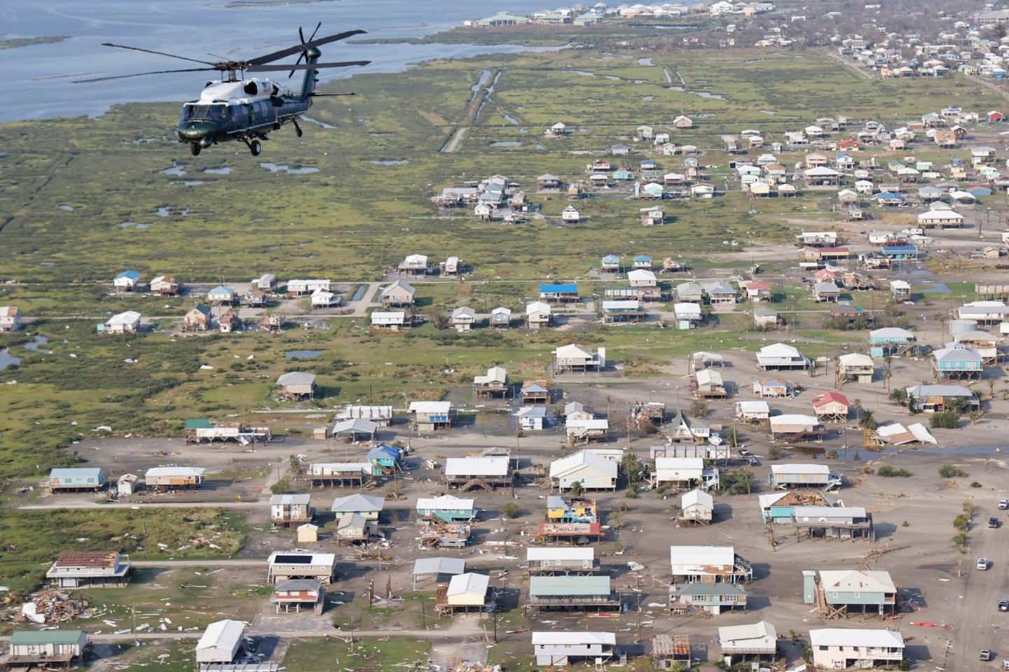 Marine One, der Hubschrauber mit dem US-Präsidenten an Bord, fliegt über die sturmgeschädigten Gemeinden nach dem Hurrikan «Ida».