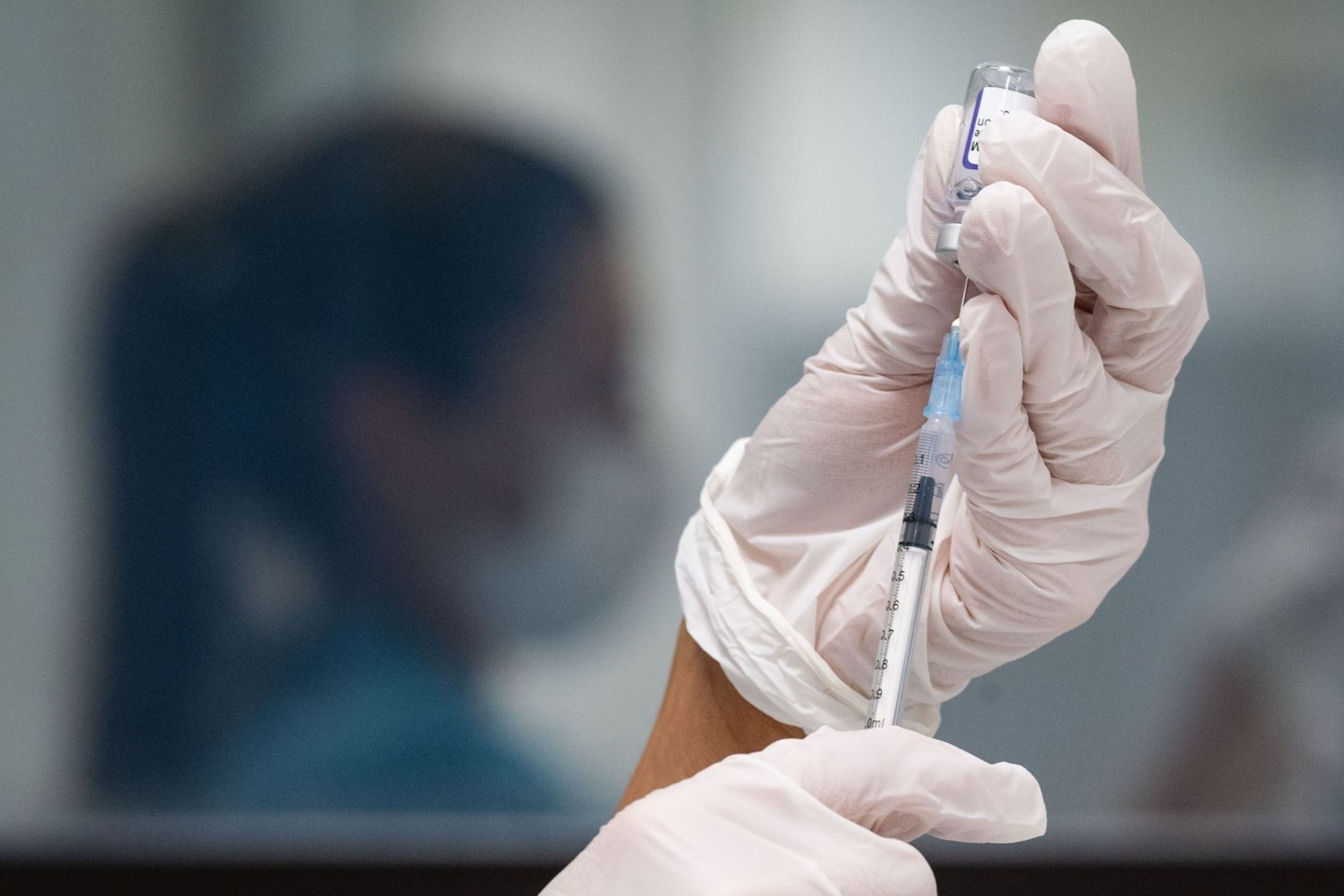 Eine Werksärztliche Assistentin zieht in einem betrieblichen Impfzentrum eine Dosis des Impfstoffes von Biontech/Pfizer auf. (Archivbild)