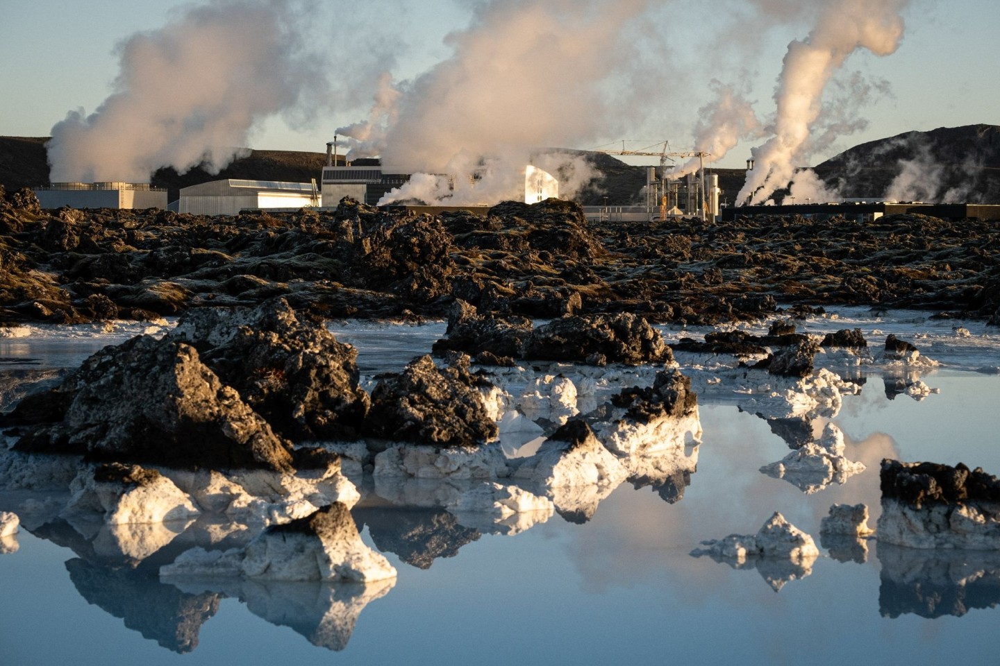 Neben der Blauen Lagune steigt im November 2023 Dampf vom geothermischen Kraftwerk Grindavik auf.