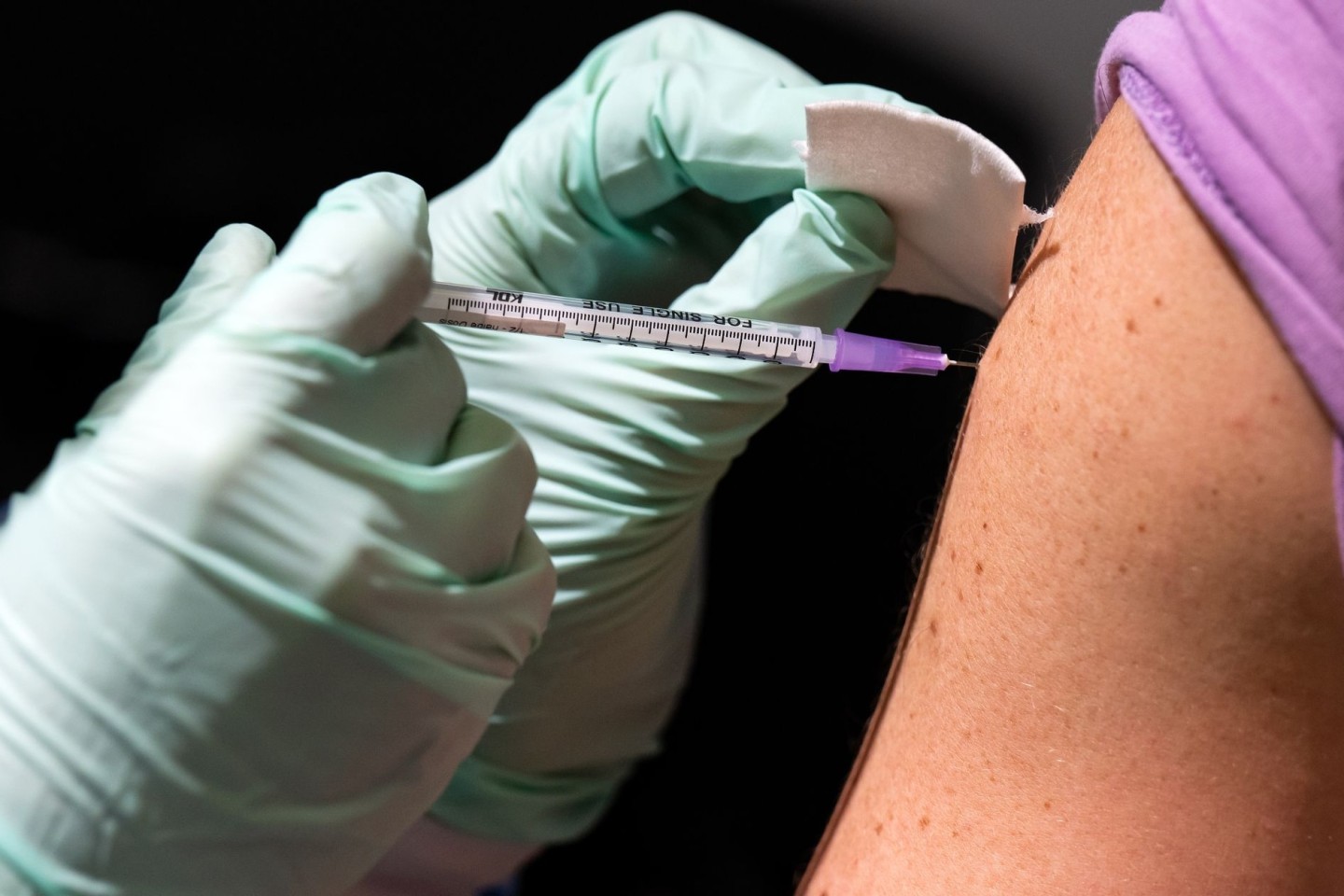 Eine Booster-Impfung senkt das Risiko, an Covid-19 zu erkranken oder zu sterben, deutlich.