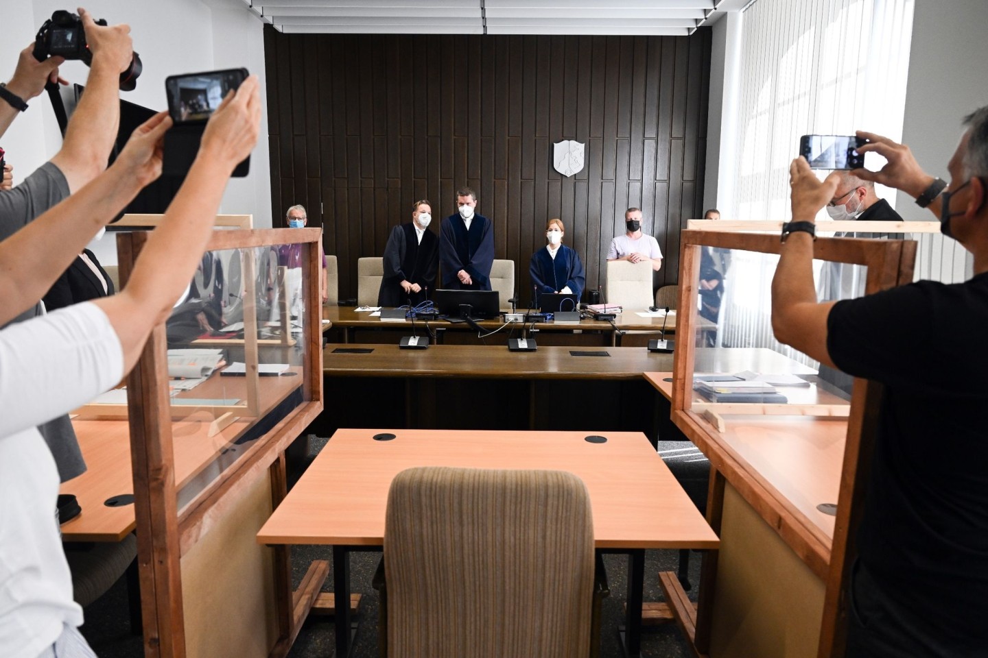 Medienvertreter machen Aufnahmen im Prozesssaal des Verwaltungsgerichts Gelsenkirchen: In einem Verfahren wendet sich ein Apotheker aus Bottrop gegen den Widerruf seiner Approbation.