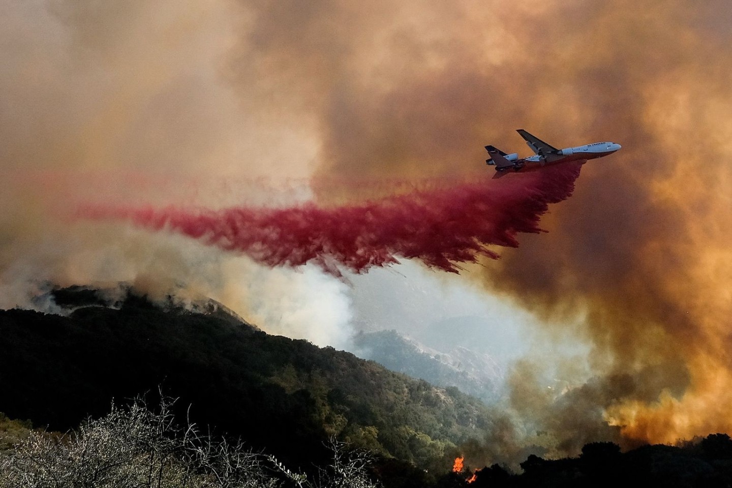 Ein Tankflugzeug in Kalifornien im Einsatz gegen das Feuer.
