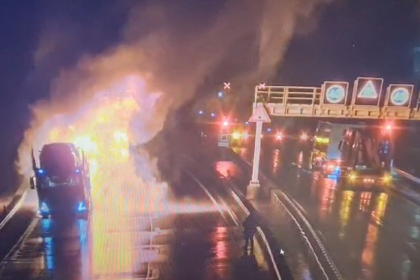 Der brennende Lastwagen auf der A71 hinter dem Rennsteigtunnel.
