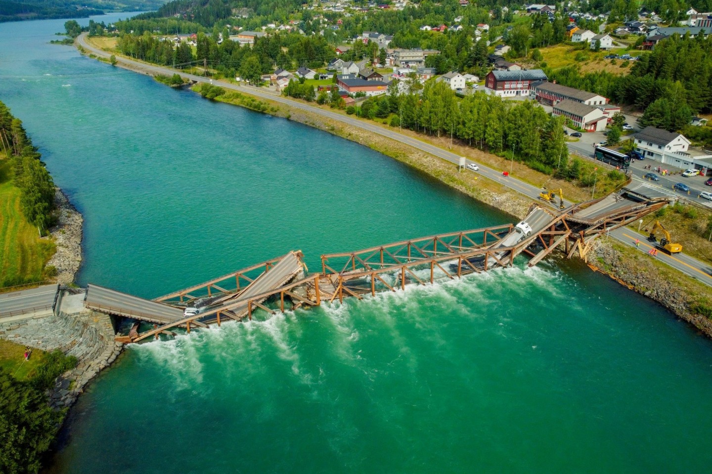 Die zerstörte Tretten-Brücke die über den Gudbrandsdalslågen in Gudbrandsdalen führt.